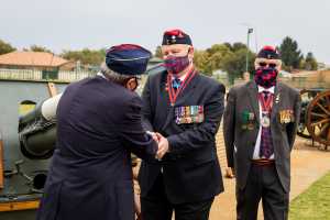 Maj Gen Andersen thanking Lt Gen Du Preez for his service to the Gunners' Association.